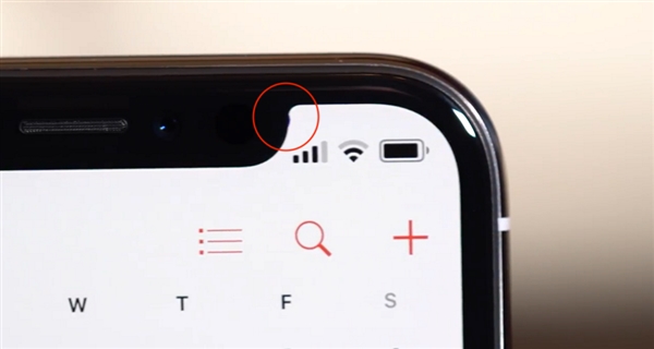 iPhone X真机刘海出现瑕疵：逼死处女座的节奏